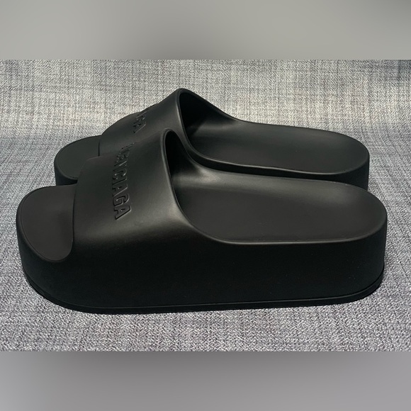 Balenciaga Chunky Black Rubber Slide Sandals 
EU 38 / US 8 - Picture 3 of 11